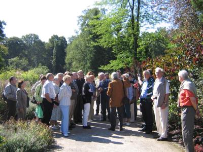 F&uuml;hrung durch den Rombergpark in Dortmund: Herr Dr. B&uuml;nemann erkl&auml;rt.